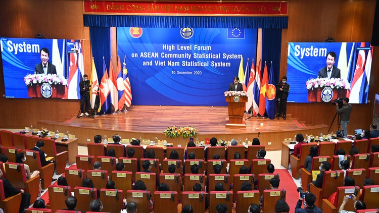 Thứ trưởng Bộ Kế hoạch và Đầu tư Trần Quốc Phương phát biểu tại Diễn đàn Cấp cao về Hệ thống thống kê cộng đồng ASEAN và Hệ thống thống kê Việt Nam. Ảnh: Mạnh Hùng