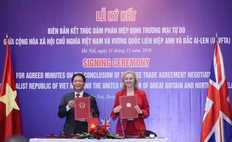 Bộ trưởng Bộ Công Thương Trần Tuấn Anh và Bộ trưởng Bộ Thương mại quốc tế Anh Liz Truss ký biên bản kết thúc đàm phán Hiệp định Thương mại tự do Việt Nam - Vương quốc Anh