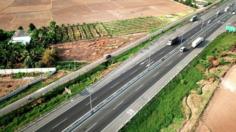 Bộ Giao thông vận tải cho biết, việc chuyển 2 đoạn cao tốc Quốc lộ 45 - Nghi Sơn và Nghi Sơn - Diễn Châu sang đầu tư công sẽ đẩy nhanh tiến độ cao tốc Bắc - Nam phía Đông. Ảnh: Lê Tiên