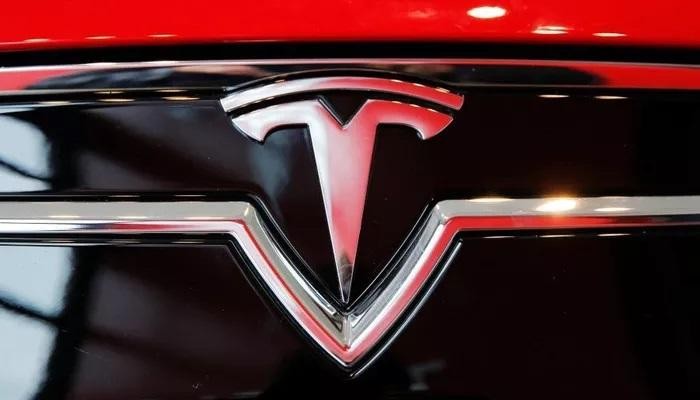 Logo Tesla trên một mẫu xe của hãng.