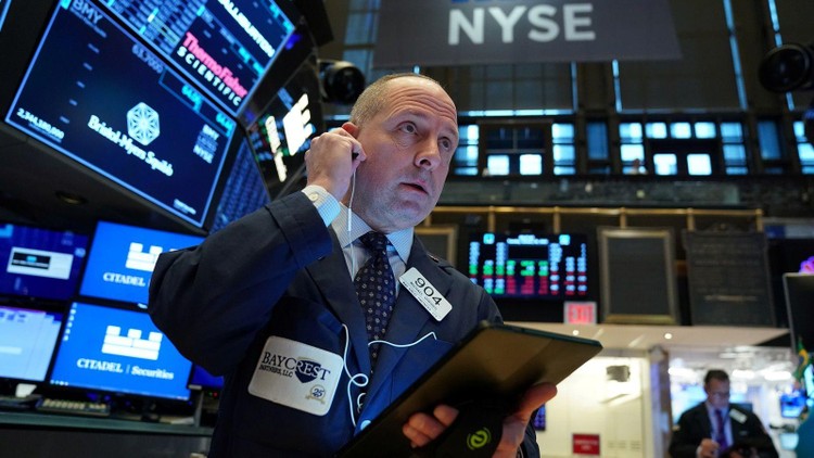 Một nhà giao dịch cổ phiếu trên sàn NYSE ở New Yor, Mỹ - Ảnh: Reuters