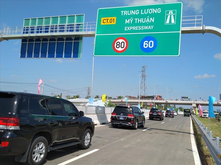 Ôtô lưu thông trên cao tốc Trung Lượng - Mỹ Thuận sau lễ thông xe. Ảnh: Internet