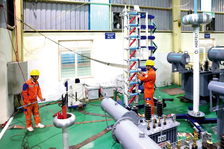 Đội ngũ kỹ thuật NPCETC làm chủ thiết bị thử nghiệm xung áp 800 kV