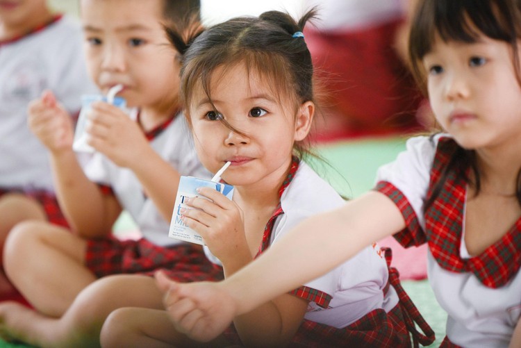 Mô hình Bữa ăn học đường do TH đồng hành cùng Bộ Giáo dục và Đào tạo thực hiện với mục tiêu nâng cao tầm vóc, thể lực và trí lực cho trẻ em Việt Nam