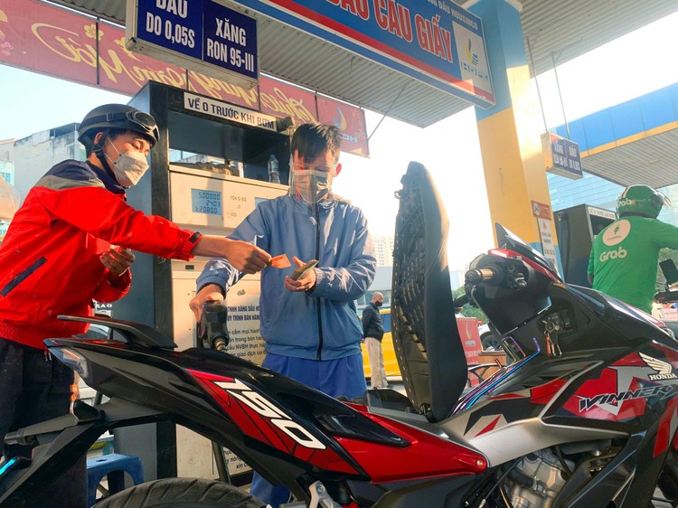 Phó Thủ tướng Lê Minh Khái đề nghị cơ quan chức năng theo dõi sát diễn biến tình hình xăng dầu để có chính sách hỗ trợ phù hợp về giá, điều hành, kiểm soát giá đúng quy định. Ảnh: Tiên Giang