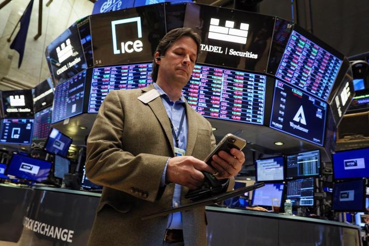 Một nhà giao dịch cổ phiếu trên sàn NYSE ở New York hôm 22/6 - Ảnh: Reuters.