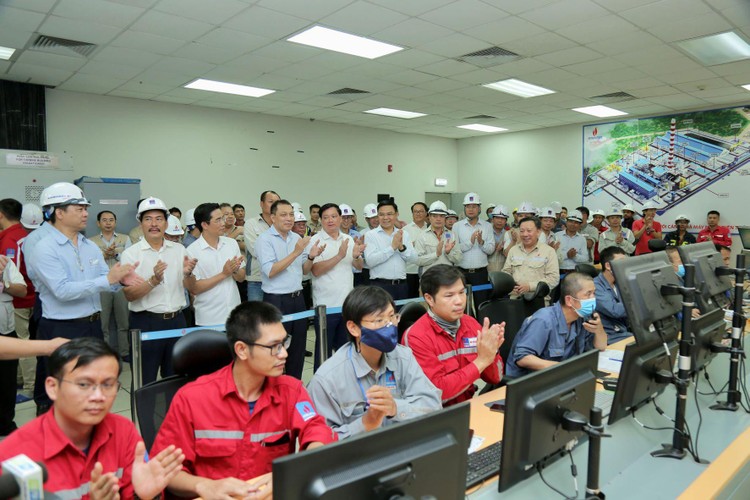 Lãnh đạo Bộ Công Thương, tỉnh Thái Bình, Petrovietnam chứng kiến mốc hòa lưới đồng bộ bằng than Tổ máy số 1, Nhà máy Nhiệt điện Thái Bình 2