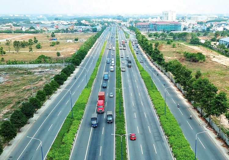 Giai đoạn 1, cao tốc Cao Lãnh - An Hữu được đầu tư với quy mô 4 làn xe, bề rộng nền đường 17 m, vận tốc khai thác 80 km/h. Ảnh minh họa: Lê Tiên