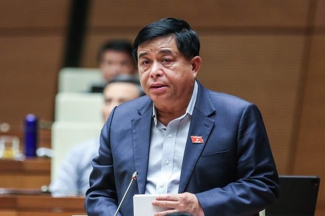Bộ trưởng Bộ Kế hoạch và Đầu tư Nguyễn Chí Dũng tham gia trả lời tại phiên chất vấn Bộ trưởng Xây dựng - Ảnh: VGP