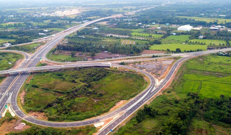 Tính đến ngày 10/11/2022, sản lượng thi công 3 gói thầu xây lắp thuộc Dự án cao tốc Mỹ Thuận - Cần Thơ đạt 51% giá trị các hợp đồng. Ảnh minh họa: Song Lê
