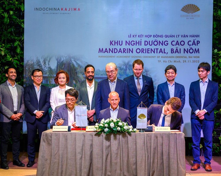 Đại diện Indochina Kajima ký kết hợp đồng quản lý vận hành với Tập đoàn Mandarin Oriental cho dự án nghỉ dưỡng cao cấp tại Phú Yên
