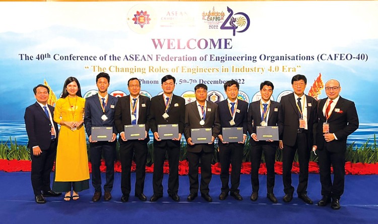 Ông Trần Khiêm Tuấn, Chủ tịch Hội Điện lực TP.HCM (thứ 2 từ bên phải) và đại diện các kỹ sư thuộc Tổng công ty Điện lực TP.HCM nhận Chứng chỉ kỹ sư chuyên nghiệp ASEAN tại Hội nghị CAFEO-40