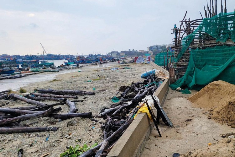UBND huyện Lý Sơn cho rằng, Dự án Vũng neo đậu tàu thuyền Lý Sơn chậm tiến độ một phần là do Chủ đầu tư quản lý mặt bằng thiếu chặt chẽ khiến một số hộ dân tái lấn chiếm. Ảnh: Hà Minh