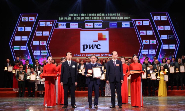 Ông Nguyễn Hoàng Nam, Phó Tổng giám đốc, Lãnh đạo ESG, Dịch vụ Kiểm toán và Đảm bảo đại diện PwC Việt Nam nhận giải thưởng
