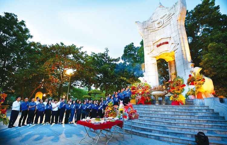 Đoàn công tác của Bộ Kế hoạch và Đầu tư dâng hương tại Nghĩa trang liệt sỹ Trường Sơn. Ảnh: Lê Tiên