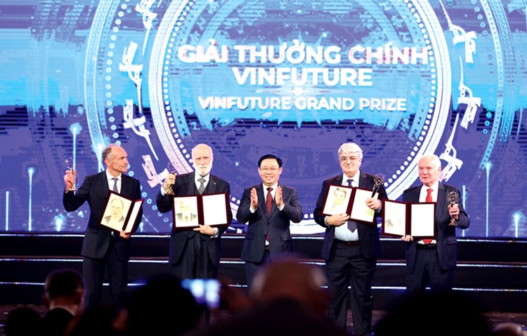 Chủ tịch Quốc hội Vương Đình Huệ trao Giải thưởng Chính VinFuture 2022 cho các nhà khoa học