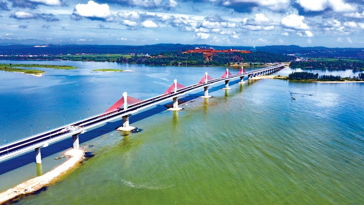 Cầu Cổ Lũy trên tuyến ven biển Dung Quất - Sa Huỳnh được đầu tư theo định hướng quy hoạch hướng biển và đẩy mạnh kinh tế biển. Ảnh: Minh Trang
