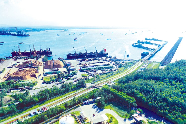 Cảng Dung Quất trong Khu kinh tế Dung Quất, lợi thế của Quảng Ngãi để thu hút các dự án công nghiệp phục vụ xuất nhập khẩu. Ảnh: Hà Lâm