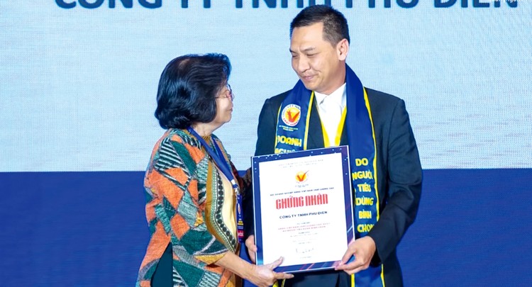 Ông Trần Khắc Nguyên - Giám đốc Công ty TNHH Phú Điền nhận danh hiệu hàng Việt Nam chất lượng cao cho sản phẩm gạch tuynel Phú Điền