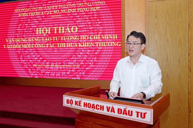 Thứ trưởng Bộ Kế hoạch và Đầu tư Trần Quốc Phương phát biểu khai mạc Hội thảo. Ảnh: Trương Gia