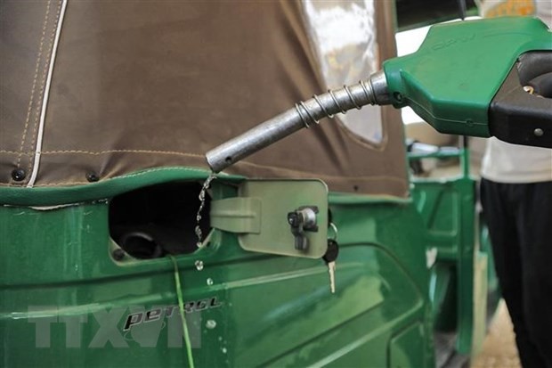 Bơm xăng cho phương tiện tại trạm xăng ở Khartoum, Sudan. (Ảnh: AFP/TTXVN)