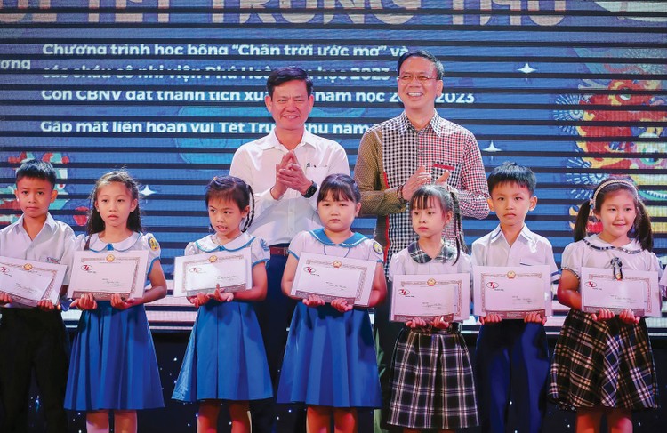 Lãnh đạo Thành ủy TP. Quảng Ngãi và Lãnh đạo Tập đoàn Thiên Tân trao học bổng “Chân trời ước mơ” cho học sinh vượt khó vươn lên trong học tập