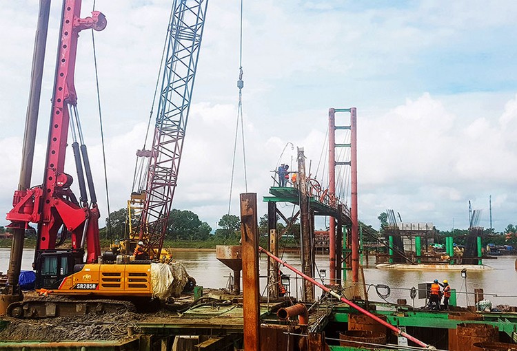 Các nhà thầu đang tập trung thi công hạng mục cầu trên tuyến đường ven biển kết nối hành lang kinh tế Đông Tây, tỉnh Quảng Trị giai đoạn 1. Ảnh: Tú Linh