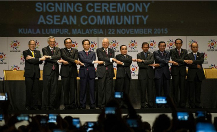  Lãnh đạo 10 nước thành viên ASEAN ký vào tuyên bố thành lập cộng đồng ASEAN ngày 22/11/2015.