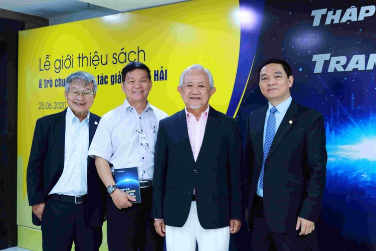 Tác giả Lê Viết Hải (bên phải) hiện là Chủ tịch HĐQT kiêm Tổng Giám đốc Tập đoàn Xây dựng Hòa Bình