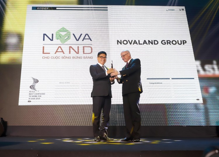 Ông Bùi Xuân Huy, Tổng Giám đốc Tập đoàn Novaland nhận giải thưởng từ ông Martin Maier – Tổng lãnh sự Thụy Sĩ tại Việt Nam