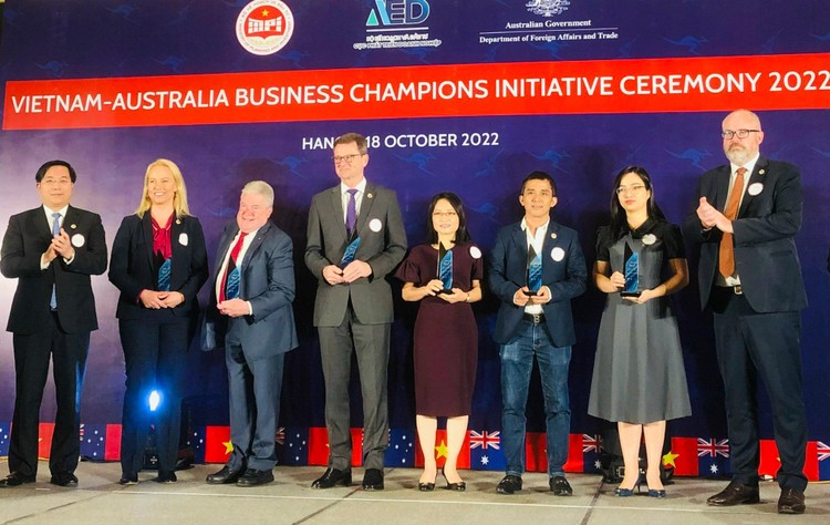 Thứ trưởng Bộ Kế hoạch và Đầu tư Trần Duy Đông và Thứ trưởng đặc trách Thương mại và Công nghiệp Australia Tim Ayres tặng kỷ niệm chương cho các doanh nghiệp tiêu biểu thực hiện Sáng kiến doanh nhân tiên phong Việt Nam - Australia 