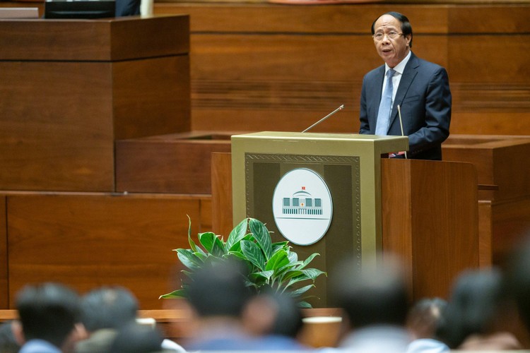 Thừa ủy quyền của Thủ tướng Chính phủ, Phó Thủ tướng Chính phủ Lê Văn Thành trình bày Tờ trình về Dự án Luật Đất đai (sửa đổi) trước Quốc hội sáng 1/11/2022 (ảnh: QH)