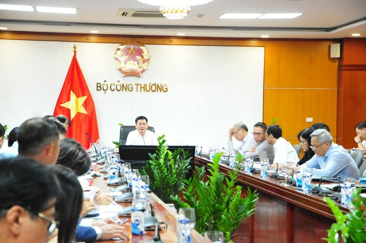 Ông Nguyễn Hồng Diên, Bộ trưởng Bộ Công Thương chủ trì cuộc họp (ảnh: MOIT)