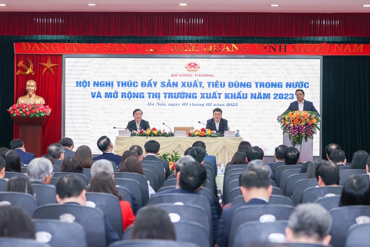 Thủ tướng Chính phủ Phạm Minh Chính phát biểu chỉ đạo tại Hội nghị thúc đẩy sản xuất, tiêu dùng trong nước và mở rộng thị trường xuất khẩu năm 2023 (Ảnh: Moit)