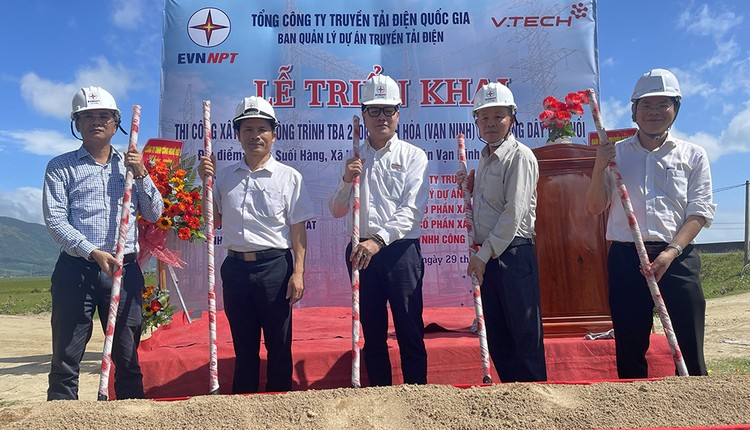 Đại diện Chủ đầu tư, Ban Quản lý dự án truyền tải điện, nhà thầu triển khai thi công Dự án Trạm biến áp 220 kV Ninh Hòa và đường dây đấu nối (ảnh: XT)