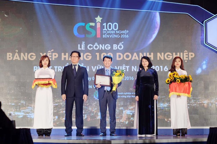 Phó Chủ tịch nước Đặng Thị Ngọc Thịnh và Chủ tịch VCCI Vũ Tiến Lộc trao chứng nhận cho Tập đoàn Bảo Việt được vinh danh trong Top 10 doanh nghiệp phát triển bền vững Việt Nam 2016