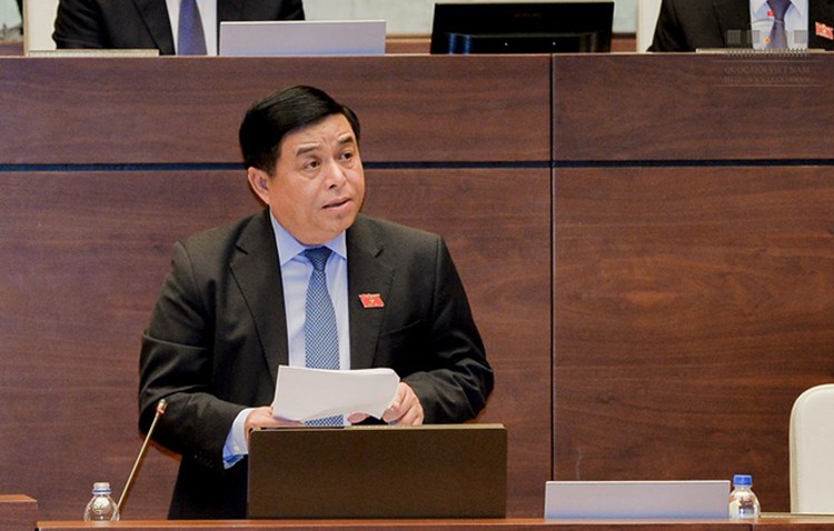Bộ trưởng Bộ Kế hoạch và Đầu tư Nguyễn Chí Dũng phát biểu trước Quốc hội