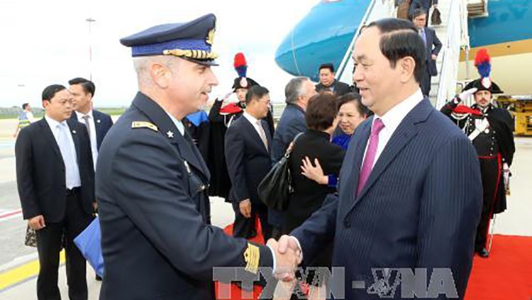 Đại diện Chính phủ Italy đón Chủ tịch nước và Phu nhân tại sân bay quân sự Ciampino, Roma. Ảnh: TTXVN