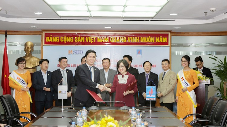 Nguyễn Việt Bảo – GĐ Trung tâm kinh doanh SHB và Bà Nguyễn Thị Ngọc Bích - Phó Tổng giám đốc PV Power ký kết hợp đồng tín dụng