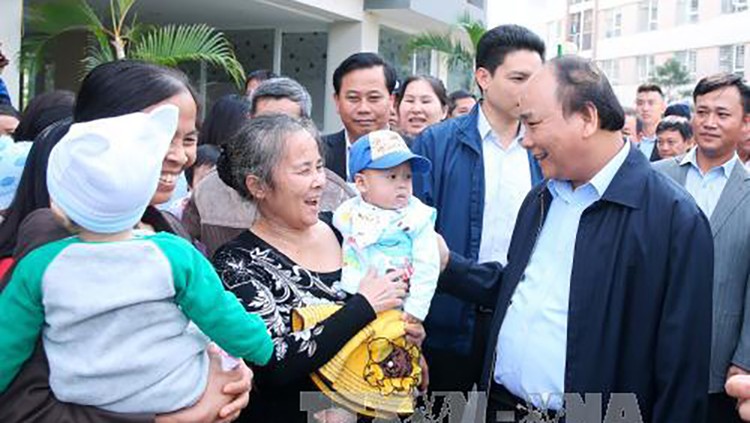 Thủ tướng Nguyễn Xuân Phúc thăm hỏi nhân dân tại Khu đô thị Đặng Xá, huyện Gia Lâm (Hà Nội). Ảnh: TTXVN