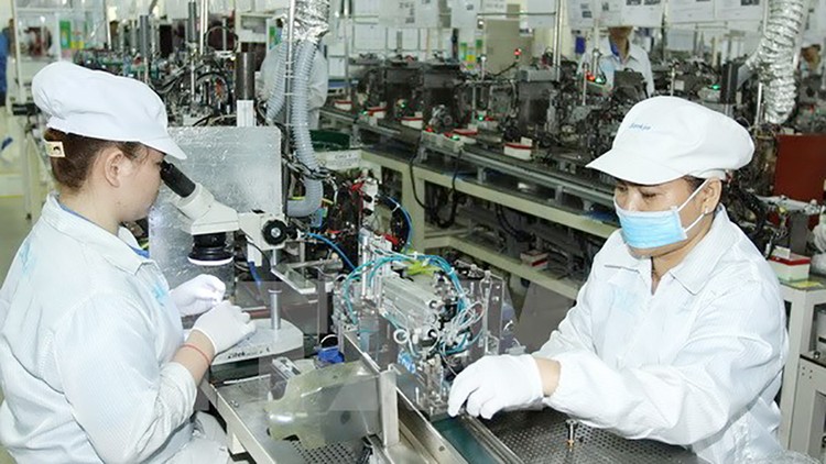 Sản xuất linh kiện điện tử kỹ thuật cao tại Cty TNHH Nidec Sankyo Việt Nam (Nhật Bản) trong Khu Công nghệ cao TP. Hồ Chí Minh. Ảnh: TTXVN
