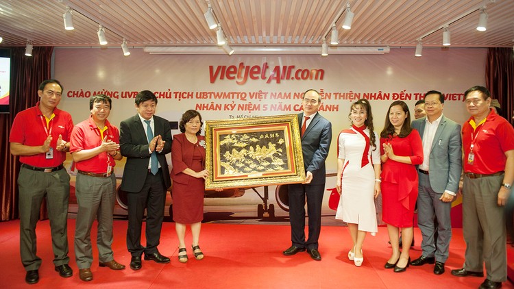 Chủ tịch UBTWMTTQVN Nguyễn Thiện Nhân tặng quà chúc mừng Ban Lãnh đạo Vietjet nhân sự kiện Kỷ niệm 05 năm Cất cánh.
