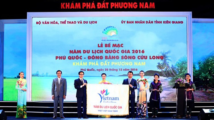 Phó Thủ tướng Vũ Đức Đam, Trưởng Ban Chỉ đạo nhà nước về du lịch trao cờ đăng cai tổ chức Năm Du lịch quốc gia 2017 cho tỉnh Lào Cai. 