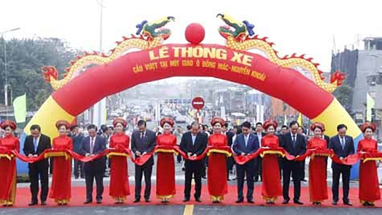 Phó Thủ tướng Thường trực Trương Hòa Bình và các đại biểu cắt băng khánh thành cầu vượt nút giao Ô Đống Mác-Nguyễn Khoái.