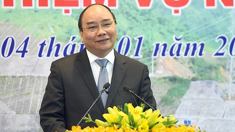 Thủ tướng Nguyễn Xuân Phúc dự Hội nghị tổng kết công tác năm 2016 và triển khai nhiệm vụ năm 2017 của EVN. Ảnh: VGP
