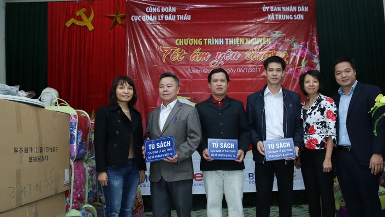Lãnh đạo Cục Quản lý đấu thầu trao tủ sách cho đại diện các trường Tiểu học, Trung học cơ sở và Trung học phổ thông Trung Sơn, Yên Sơn, Tuyên Quang.