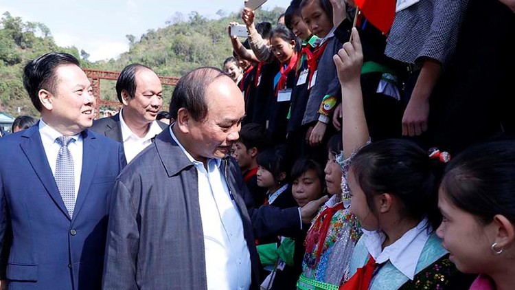 Thủ tướng thăm hỏi các em học sinh tại xã Lý Bôn, huyện Bảo Lâm, tỉnh Cao Bằng. 