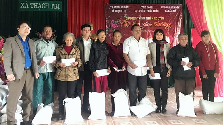 Công đoàn Cục QLĐT trao 100 suất quà Tết tới các hộ nghèo Hà Tĩnh