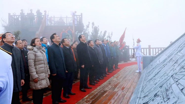 Chủ tịch nước dự Lễ thượng cờ trên đỉnh Fansipan.