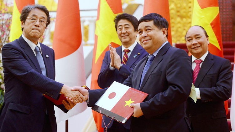 Thủ tướng Nguyễn Xuân Phúc và Thủ tướng Nhật Bản Shinzo Abe chứng kiến lễ ký kết các văn bản thỏa thuận hợp tác giữa hai bên.